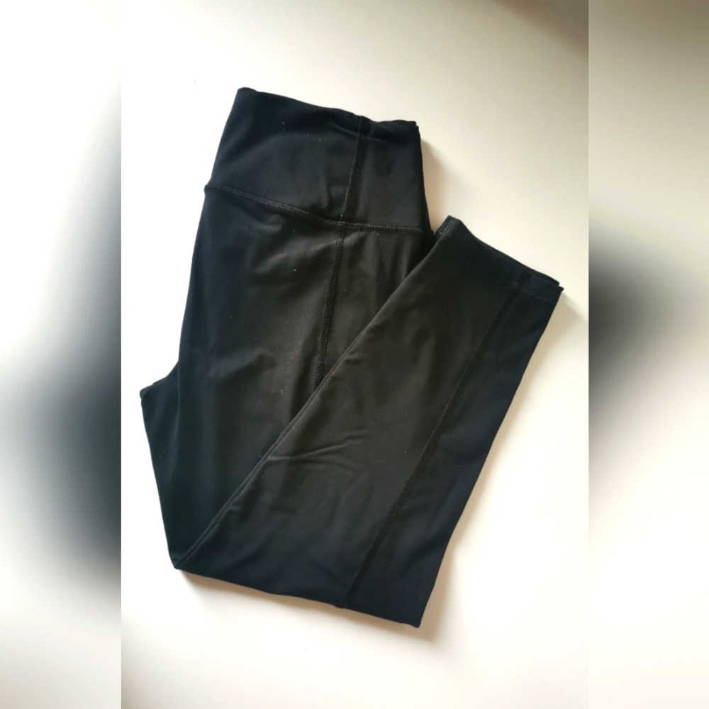 (3/$12) - Victoria Secret Sport Capri Tight Leggings. Medium. Black.